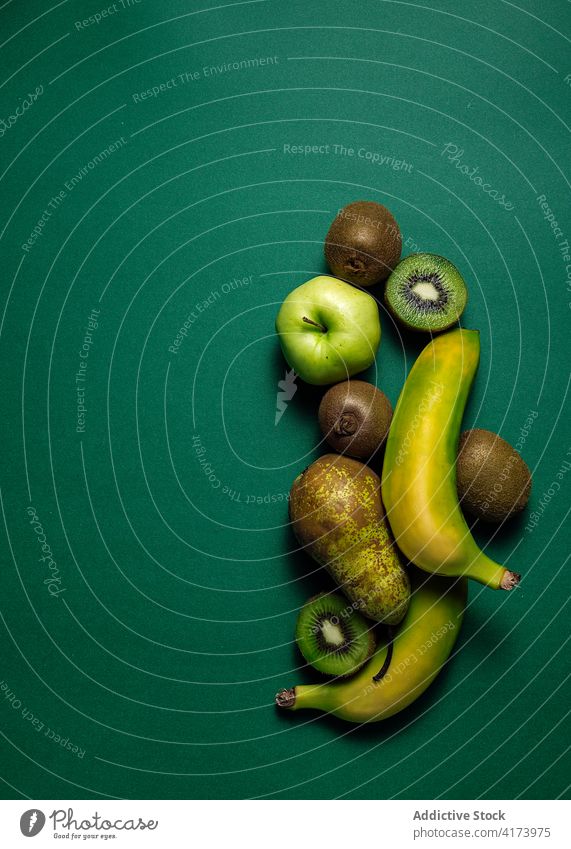 Verschiedene grüne Früchte auf dem Tisch Frucht verschiedene frisch natürlich Birne Apfel Kiwi Banane Lebensmittel Gesundheit organisch Vitamin reif Farbe