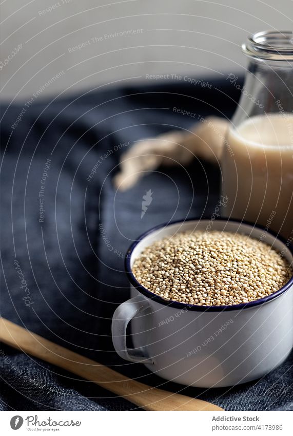 Tasse mit Sesam auf den Tisch gestellt Samen Becher Gesundheit essbar Bestandteil natürlich gesunde Ernährung melken Flasche trinken Getränk frisch rustikal