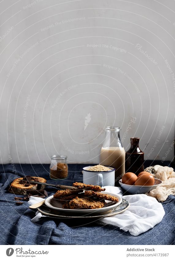 Haferflockenplätzchen auf dem Tisch mit Zutaten Keks Dessert selbstgemacht rustikal Schokolade Chip Bestandteil sortiert verschiedene süß lecker Ordnung