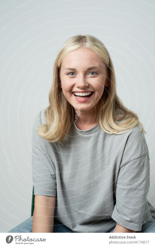 Vergnügte Frau lachend im Studio Lachen lässig Stil Atelier natürlich Schönheit heiter positiv Freude froh sitzen Glück jung Dame sorgenfrei Inhalt genießen