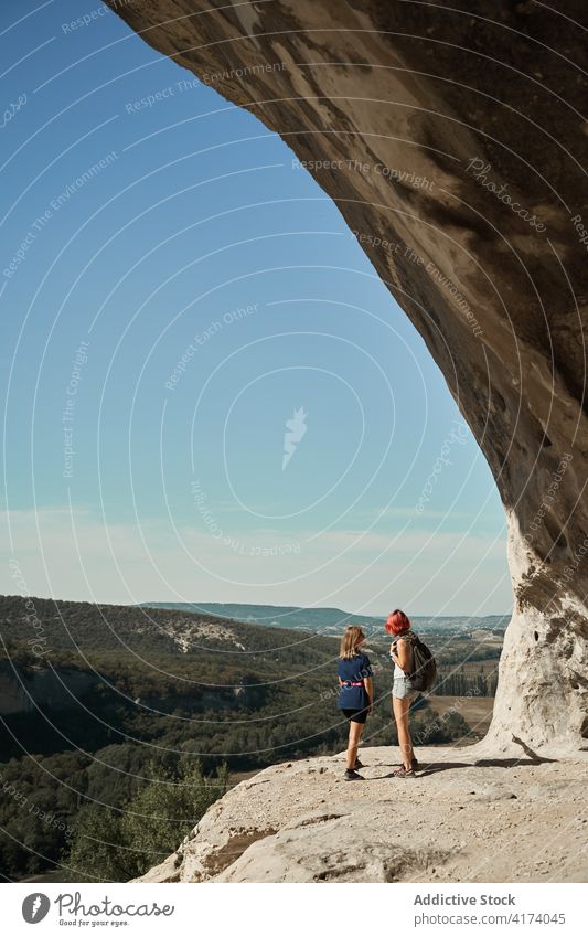 Frauen stehen auf einem Felsen und genießen die schöne Aussicht Reisender Hügel beobachten Berge u. Gebirge Aussichtspunkt Tal Sommer Urlaub Abenteuer Fernweh