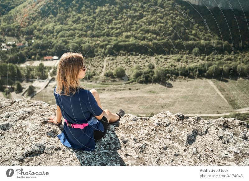 Frau meditiert in den Bergen im Sommer Berge u. Gebirge meditieren Yoga Urlaub Reisender Zen Hochland Hügel Windstille Natur idyllisch Gesundheit Harmonie