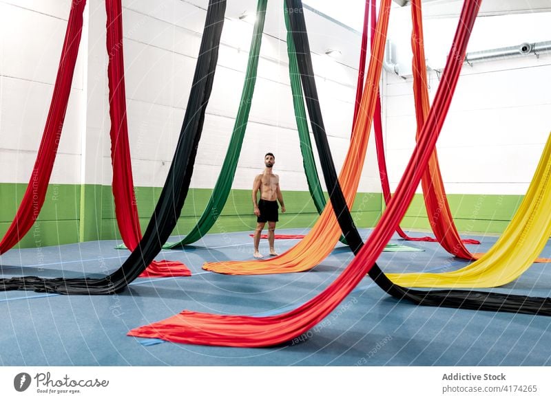 Shirtless Mann Blick auf Antenne Seiden Tänzer Atelier bewundern Probe Choreographie Turner männlich akrobatisch ohne Hemd Bändchen ausführen üben farbenfroh