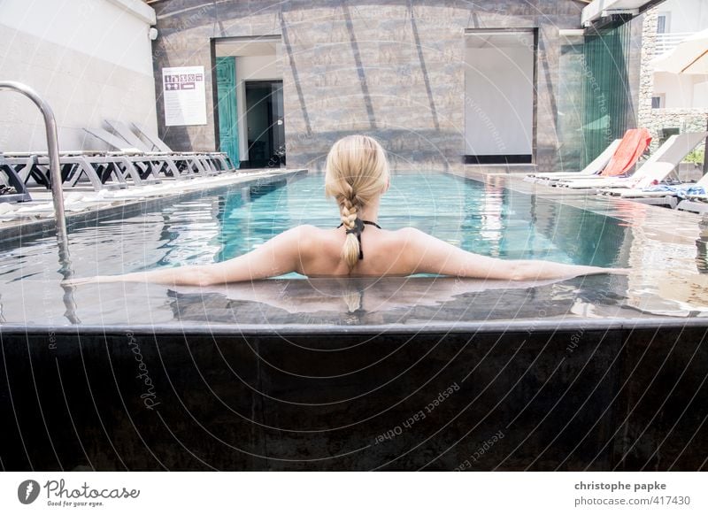 Kühles Blondes... Reichtum Wellness Wohlgefühl Zufriedenheit Erholung ruhig Spa Schwimmen & Baden Ferien & Urlaub & Reisen Sommer Schwimmbad feminin Junge Frau