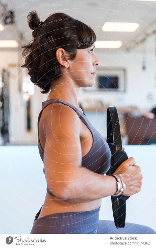 Glückliche erwachsene Frau beim Training mit Pilates-Ring Übung Fitnessstudio Lächeln passen ausdehnen Sportbekleidung Erwachsener schlank Gesundheit Wellness