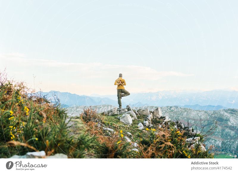 Reisende machen Yoga in Baumhaltung in den Bergen Berge u. Gebirge Reisender meditieren Gleichgewicht Zen Hochland Sonnenuntergang Entdecker Trekking Abenteuer