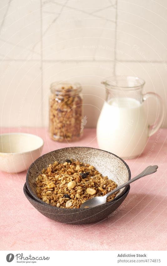 Frühstück mit Müsli und Milch Lebensmittel Gesundheit organisch Frucht Beeren Schalen & Schüsseln Korn Diät Schuppen Snack Joghurt melken frisch natürlich süß