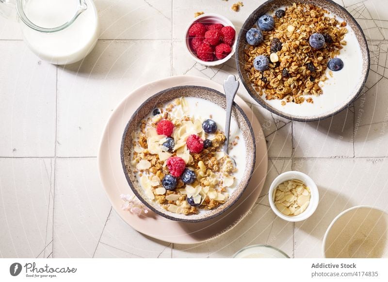 Frühstück mit Müsli, Beeren und Milch Lebensmittel Gesundheit organisch Frucht Schalen & Schüsseln Korn Diät Schuppen Snack Joghurt melken frisch natürlich süß