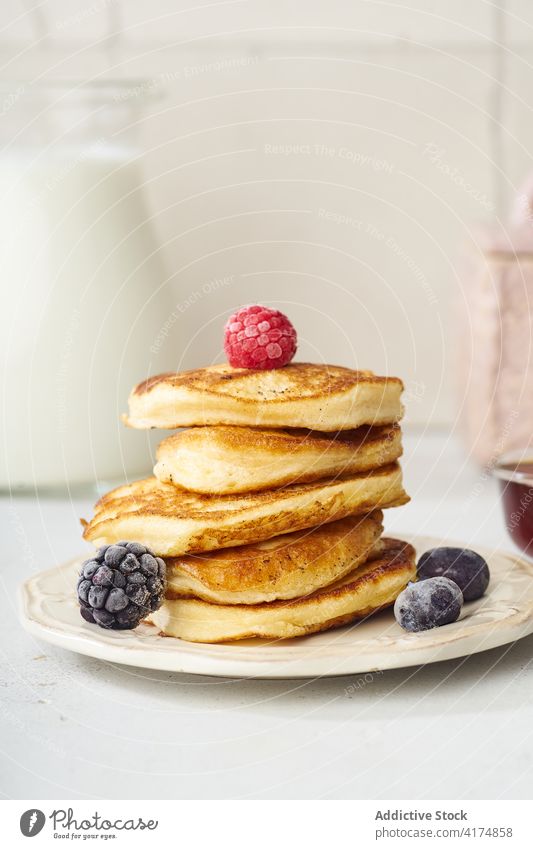 Ein Stapel Buttermilchpfannkuchen Frühstück Pfannkuchen Lebensmittel fluffig Dessert lecker Sirup Mahlzeit süß selbstgemacht weiß Ahorn gold Teller Liebling