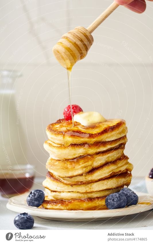 Ein Stapel Buttermilchpfannkuchen Frühstück Pfannkuchen Lebensmittel fluffig Dessert lecker Sirup Mahlzeit süß selbstgemacht weiß Ahorn gold Teller Liebling