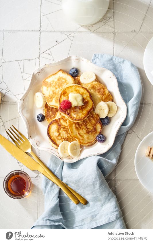 Ein Stapel Buttermilchpfannkuchen Frühstück Pfannkuchen Lebensmittel fluffig Dessert lecker Draufsicht Sirup Mahlzeit süß selbstgemacht weiß Ahorn gold Teller