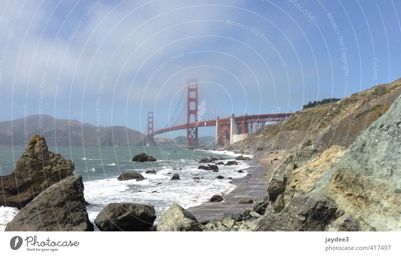 Below the Golden Gate Sightseeing Meer Wellen wandern Natur Landschaft Sand Himmel Wolken Sommer Klima Wetter Wind Hügel Felsen Küste Bucht Pazifik