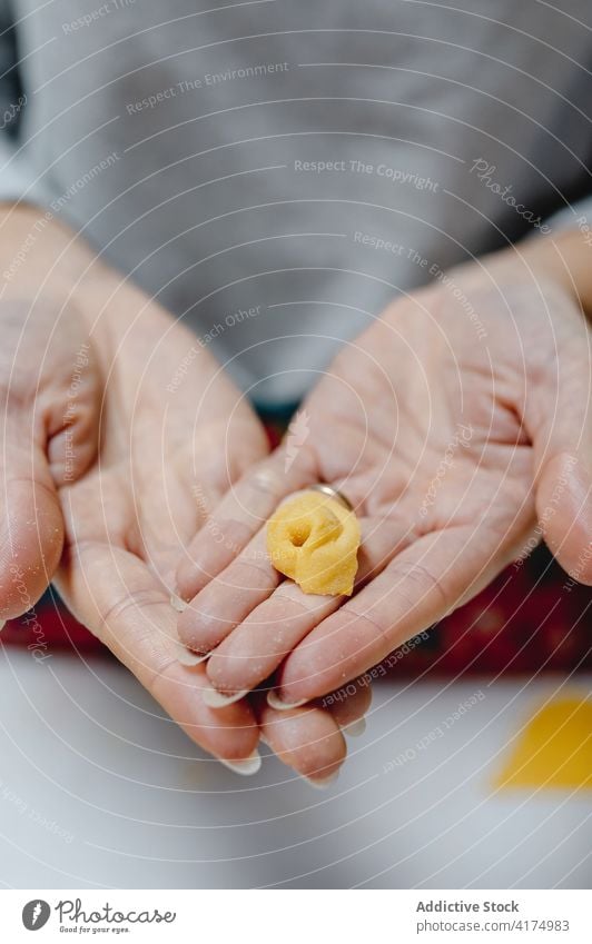 Crop Frau mit leckeren Tortellini zu Hause Italienische Küche Tradition roh Koch Knödel selbstgemacht Lebensmittel ungekocht heimwärts Hausfrau vorbereiten