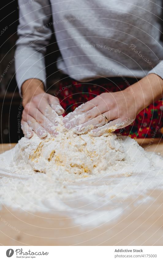 Junge Frau knetet Teig am Tisch in der Küche kneten Teigwaren Koch roh selbstgemacht Lebensmittel Mehl vorbereiten Gebäck kulinarisch Tortellini