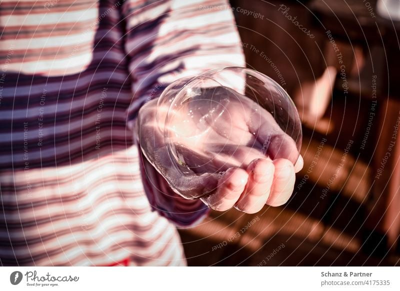 Kinderhand mit Seifenblase Hand Schlafanzug Streifen gestreift Traum Träume Traum zerplatzt Träume zerplatzen Wunsch Wünsche festhalten bewahren aufpassen