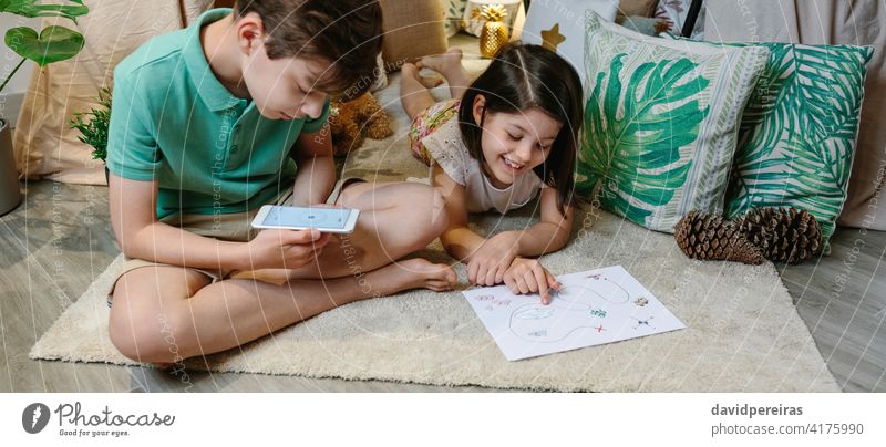 Kinder spielen in einem gemütlichen Diy-Zelt zu Hause staycation diy Lager heimwärts Brüder Heimaturlaub Transparente Netz Kopfball Panorama panoramisch