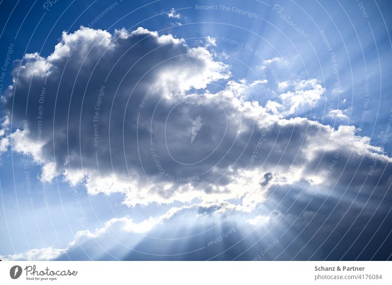 Sonnenstrahlen hinter einer Wolke Himmel blauer Himmel Wetter dunkle Wolke Schatten Sommer Tag Traum fliegen Hitze Abkühlung