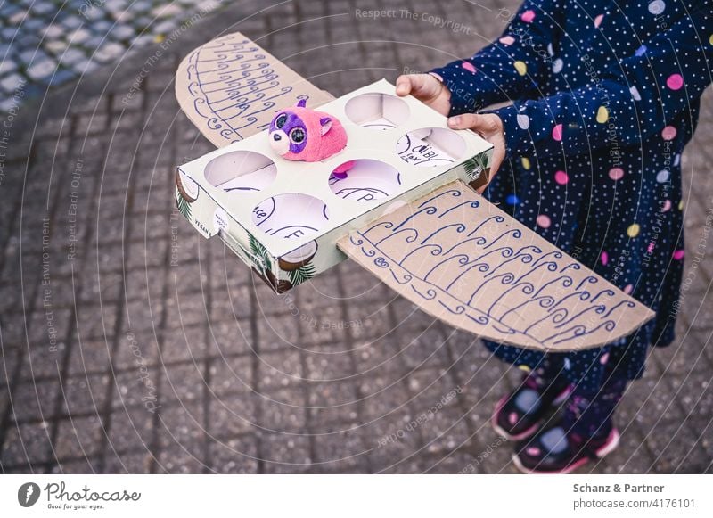 selbstgebasteltes Kuscheltierflugzeug basteln Kind pielen fantasie Flugzeug fliegen Urlaub Kucheltier selbermachen Flügel Pappkarton upcycling bemalt Stofftier