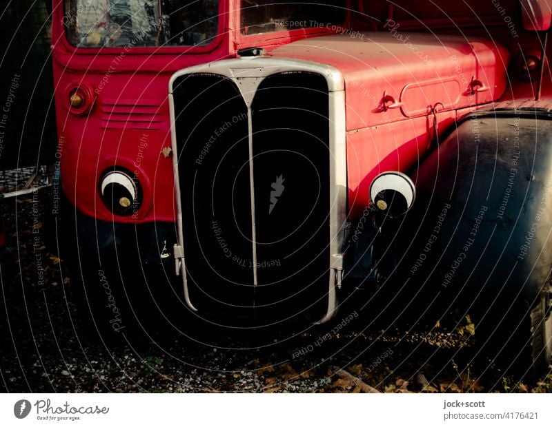 Augen auf im Straßenverkehr Omnibus Nostalgie alt Bus Kühlergrill Scheinwerfer Oldtimer Fahrzeug rot Blinker Verkehrsmittel Design britisch London Bus