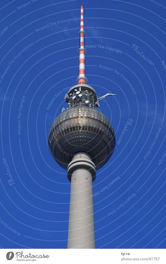 Berlin-Alexanderplatz Antenne Funktechnik Wahrzeichen Beton Café Architektur blau Himmel DDR Kugel Aussicht