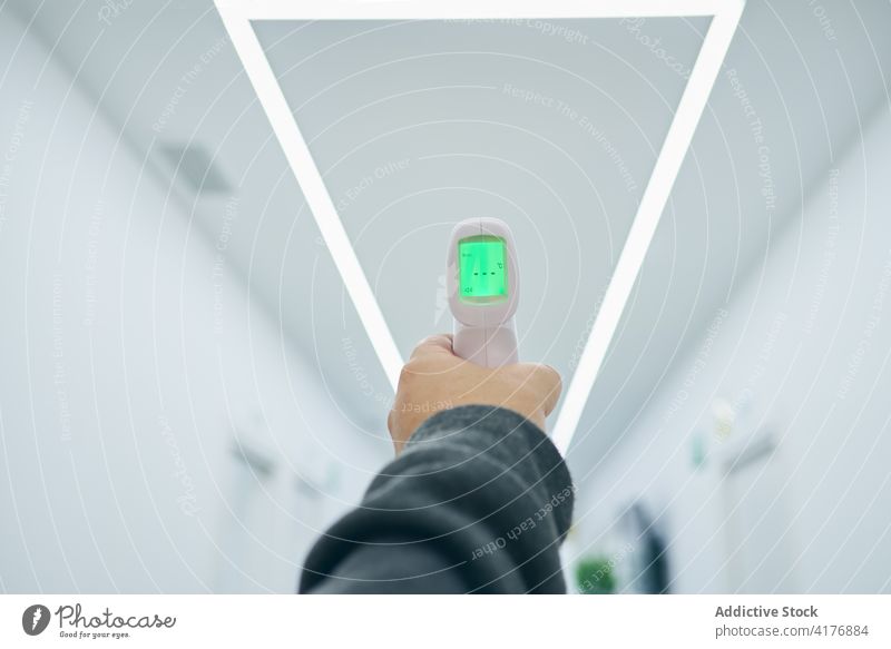 Erntehelfer mit modernem Infrarotthermometer Infrarotaufnahme Thermometer messen Coronavirus Temperatur Gerät Mann Krankenhaus Bund 19 männlich neue Normale