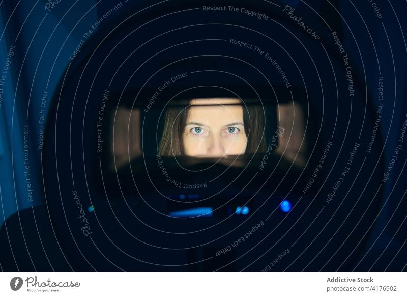 Frau blickt durch ein Gerät zur Hautdiagnose im Gesicht in die Kamera Gesichtsbehandlung Diagnostik Schönheit Kosmetologie Hardware Klient Dermatologie Scan