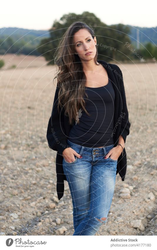 Gelassene Frau steht auf einem trockenen Feld in der Landschaft Gelassenheit friedlich sich[Akk] entspannen Wiese ländlich Sommer Harmonie Windstille Natur