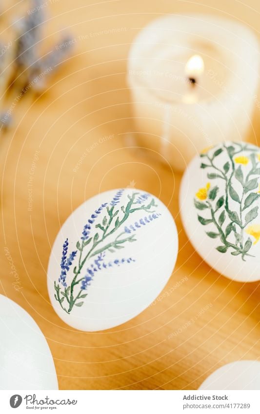 Verschiedene bemalte Eier auf dem Tisch angeordnet Ostern Farbe Aquarell Blume Feiertag religiös Lebensmittel Tradition Lavendel Kerze Frühling Religion Dekor