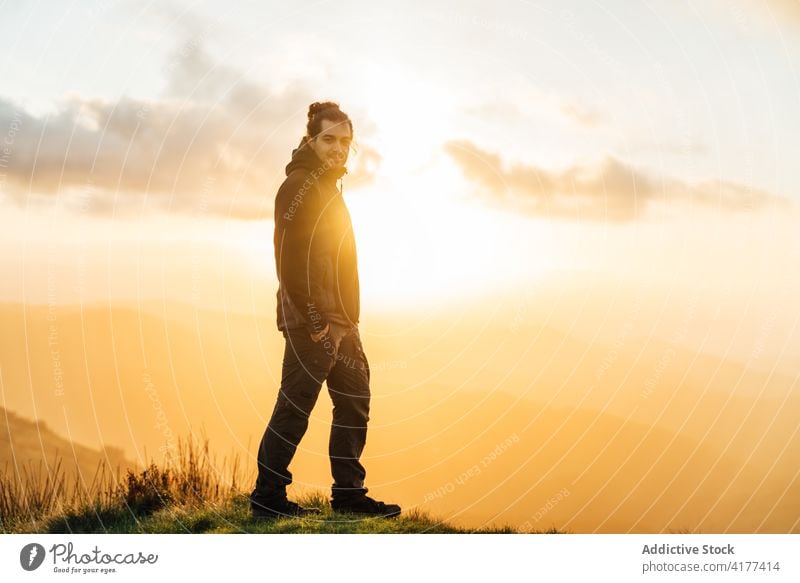 Reisende genießen den Sonnenuntergang in den Bergen Reisender Berge u. Gebirge Sonnenlicht Mann Natur Hochland Wanderung erkunden Abenteuer reisen Lifestyle