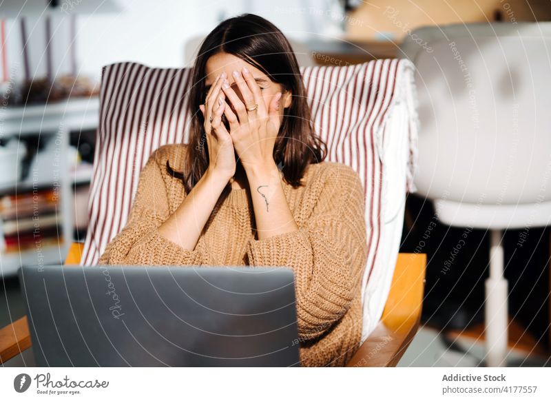 Verspielte Frau, die ihr Gesicht mit den Händen bedeckt schüchtern Deckblatt blamieren Tierhaut Spaß haben spielen kindisch gestikulieren spielerisch gemütlich