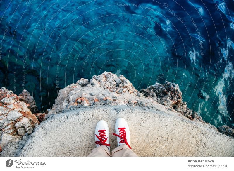 Azurblaues Wasser auf Palma und Touristenfüße Mallorca palma palma de mallorca MEER Küste Fuß Schuhe Turnschuh Ausbilder Steine Strand Insel balearisch Spanien