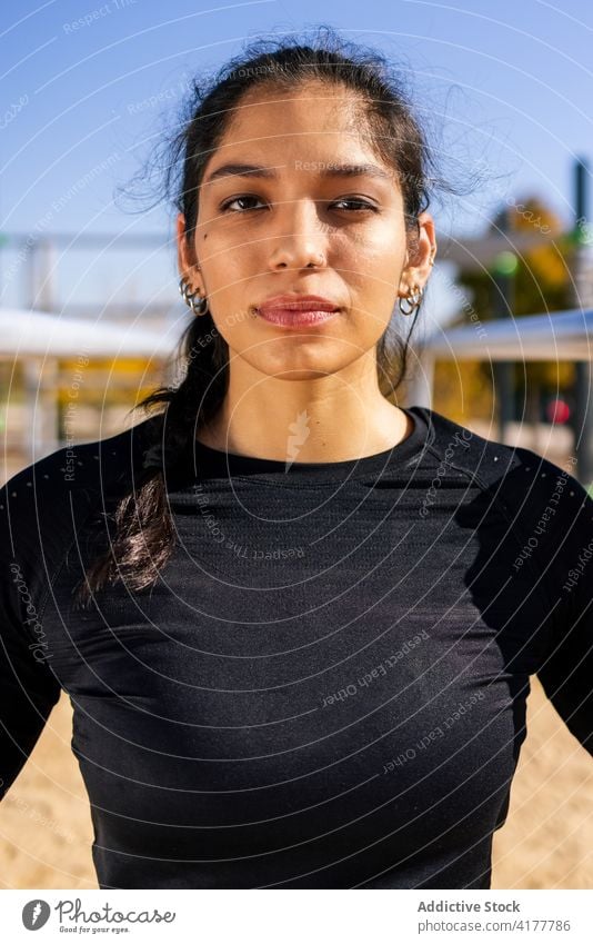 Schlanke, sportliche Frau auf einem Sportplatz am Strand selbstbewusst Sportlerin Athlet passen Körper Sportpark Sportbekleidung Sportkleidung Bestimmen Sie