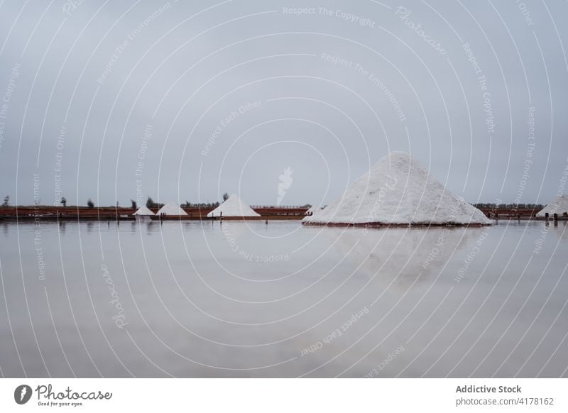 Landschaft der Salzteiche unter bewölktem Himmel Teich Feld Fabrik Ernte Natur Umwelt Ressource Kristalle Bauernhof Taiwan Tainan jingzaijiao Asien anziehen