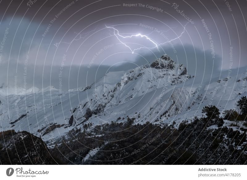 Blitze in bergigem Gebiet im Winter Berge u. Gebirge Ambitus Schnee wolkig Himmel dramatisch Hochland Landschaft kalt Natur malerisch Kamm Wetter Saison Frost