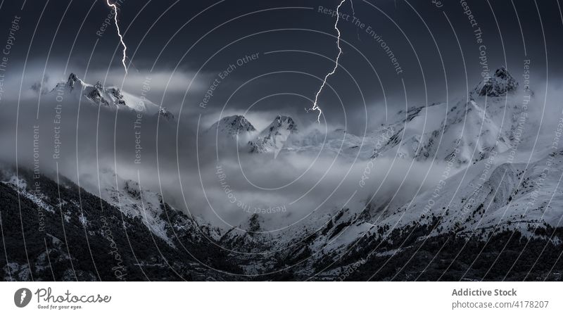 Blitze in bergigem Gebiet im Winter Berge u. Gebirge Ambitus Schnee wolkig Himmel dramatisch Hochland Landschaft kalt Natur malerisch Kamm Wetter Saison Frost