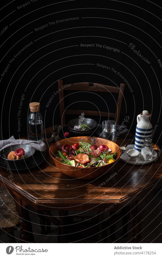 Gesundes Abendessen mit frischem Gemüsesalat Salatbeilage Gesundheit Schalen & Schüsseln Mahlzeit Speise Lebensmittel Ernährung appetitlich lecker Küche dienen