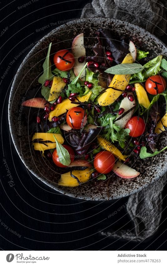 Schüssel mit appetitlichem Salat aus frischem Obst und Gemüse Salatbeilage Frucht mischen reif Mittagessen köstlich Schalen & Schüsseln dienen Tisch Pfirsich