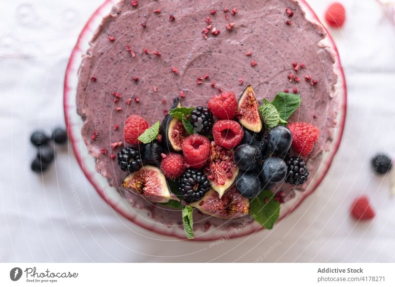 Leckerer Kuchen mit Früchten und Beeren Frucht Gesundheit Dessert süß Leckerbissen appetitlich selbstgemacht lecker geschmackvoll Mahlzeit Gebäck frisch Tisch