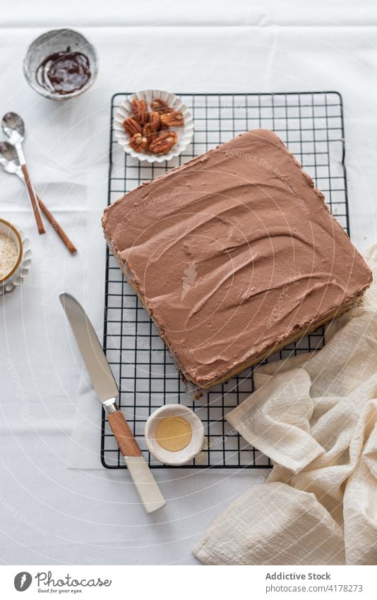 Appetitlicher Schokoladenkuchen auf weißem Tisch Kuchen Dessert Quadrat selbstgemacht süß Leckerbissen dienen geschmackvoll Serviette verschiedene kulinarisch