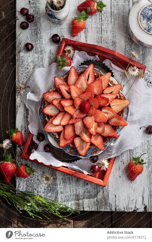 Erdbeerkuchen auf Holztisch Erdbeeren Torte Dessert süß frisch Beeren Garnierung lecker Leckerbissen Tablett Tisch Feinschmecker Gebäck gebacken hölzern dienen