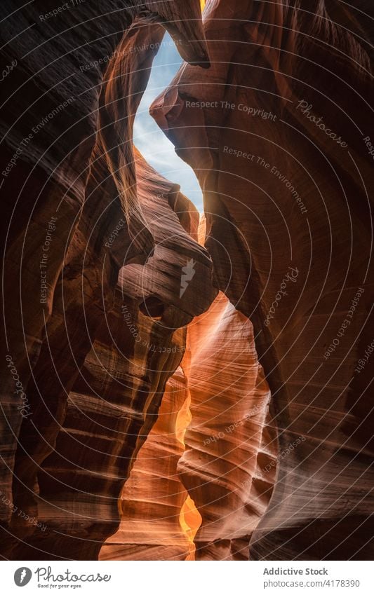 Erstaunlicher Canyon in bergigem Gebiet Antelope Canyon Wahrzeichen Schlucht Sandstein Örtlichkeit Erosion spektakulär sanft braun Oberfläche Arizona USA