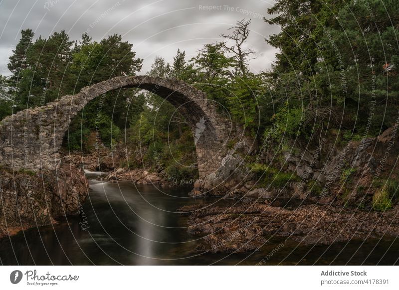 Alte Steinbrücke über den Fluss an einem bewölkten Tag Brücke alt Landschaft fließen antik schäbig Natur alte Packpferdbrücke Schottland vereinigtes königreich