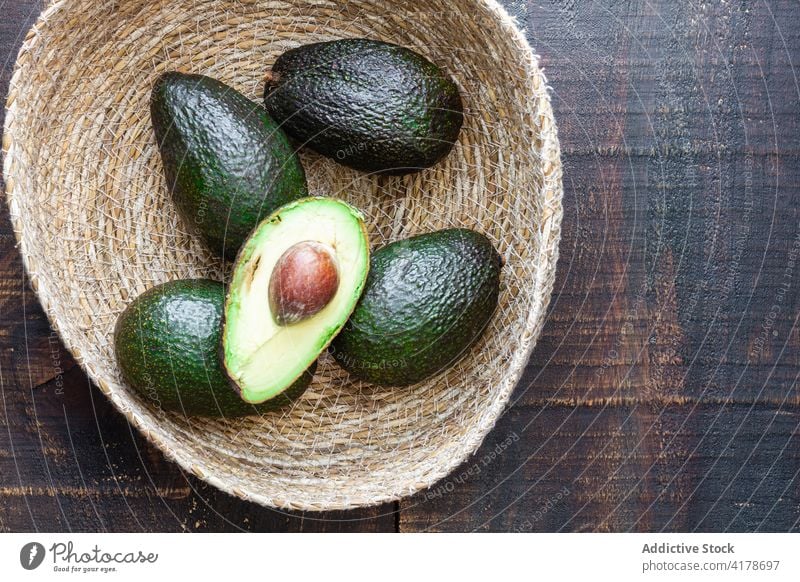 Schale mit Avocados auf dem Holztisch Rezept frisch Tradition Lebensmittel Küche Gemüse Mahlzeit Vegetarier kulinarisch Koch natürlich authentisch Gastronomie