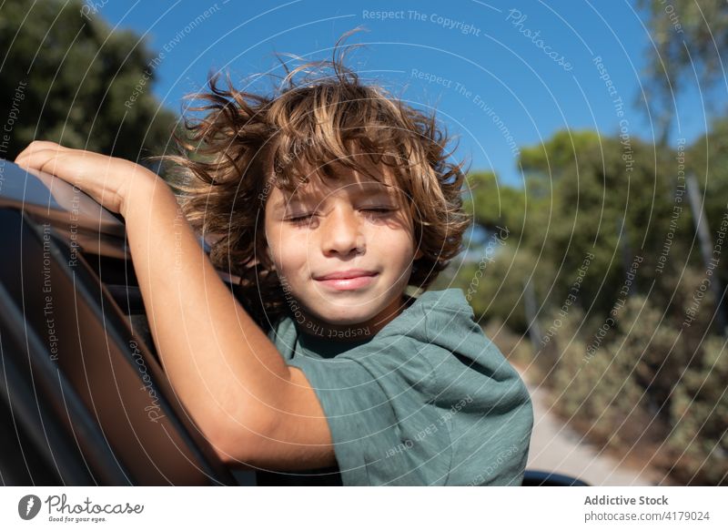 Kind schaut aus dem Autofenster in der Natur PKW Berge u. Gebirge Abenteuer Sommer Fenster Junge reisen Ausflug genießen männlich Automobil Reise Urlaub