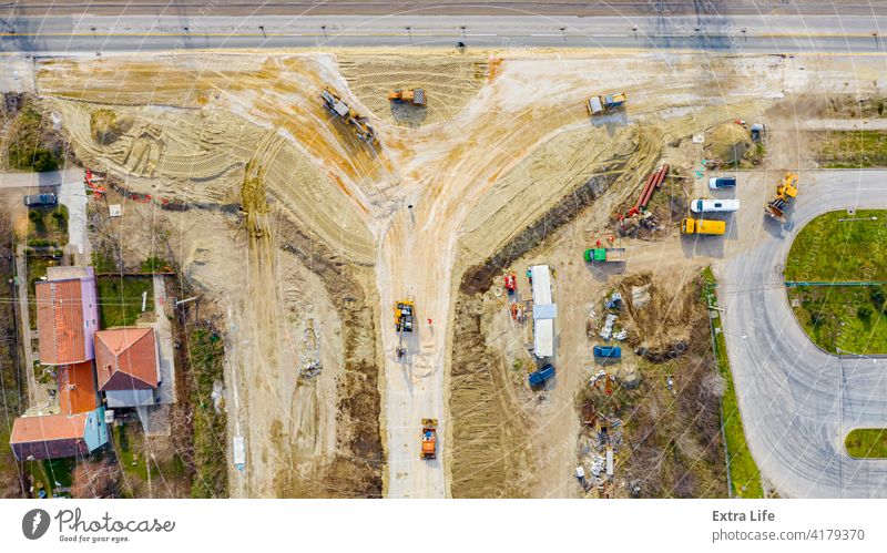 Luftaufnahme der neuen Straße, Kreisverkehr im Bau oben Antenne Architektur Asphalt Basis Baustelle kreisrund Tiefbau Konstruktion Querstraße Regie Laufwerk