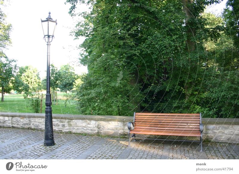 leere Parkbank & Laterne historisch Straßenbeleuchtung Bank Kopfsteinpflaster Außenaufnahme