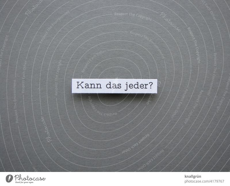 Kann das jeder? Fragen können Fragezeichen Neugier Schriftzeichen Farbfoto Kommunizieren Menschenleer Hintergrund neutral Studioaufnahme grau weiß Freisteller