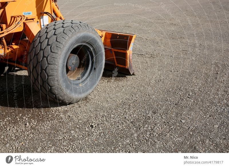 auf der Baustelle Radlader Gerät Maschine Straßenbau Reifen Profil schwer Baumaterial Bauwirtschaft Landschaftsbau Gartenbau Baumaschine Schaufel Fahrzeug