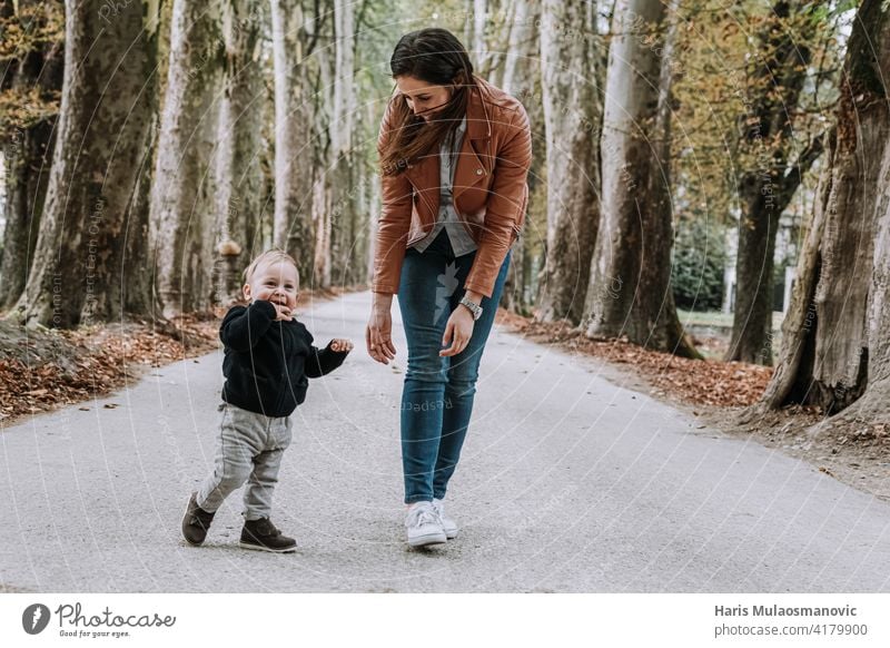 Junge Mutter mit kleinen Jungen im Freien mit Text glücklich Mütter Tag 1 Jahr alt 1 Jahr altes Baby 2020 Erwachsener Herbst schön Kaukasier heiter Kind