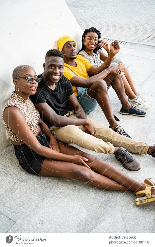 Gesellschaft von jungen Schwarzen auf der Straße Kälte Freund Unternehmen Zusammensein cool urban Einheit trendy ethnisch schwarz Afroamerikaner Gebäude